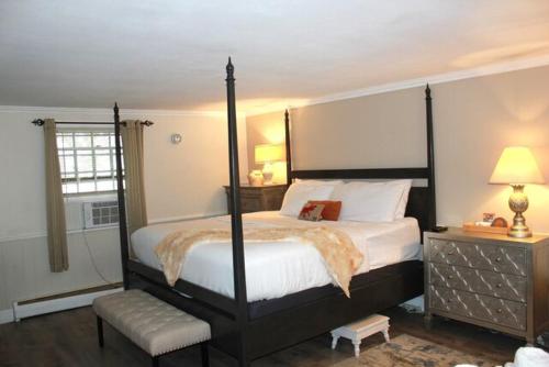 een slaapkamer met een groot bed en een raam bij Scenic Vista Inn in North Conway