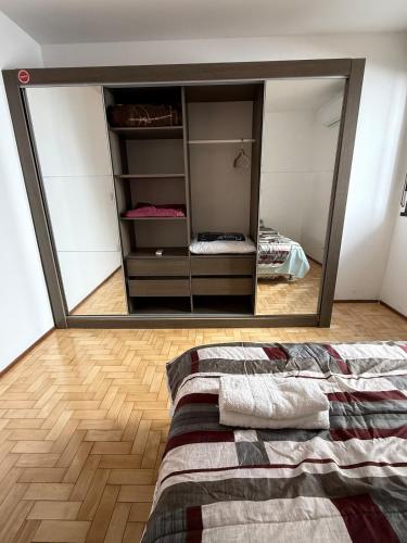 En eller flere senge i et værelse på 201 - Apartamento amplo com vaga de garagem, próximo UFN