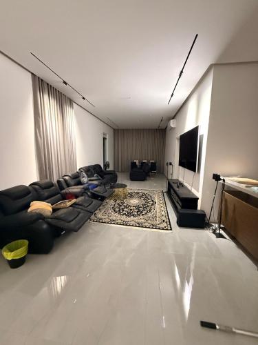 TV a/nebo společenská místnost v ubytování Al manama house 2