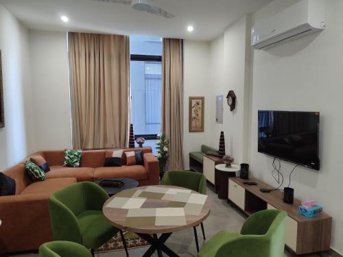ein Wohnzimmer mit Sofa und Tisch in der Unterkunft Sky Park Nest in Islamabad