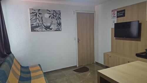 Et tv og/eller underholdning på Q 163 Apartamento TÉRREO completamente mobiliado, 02 quartos