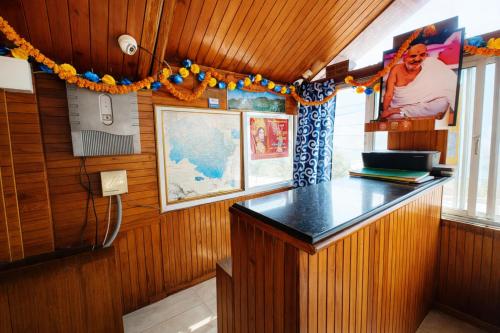 eine Bar in einem Raum mit Holzvertäfelung in der Unterkunft Hotel Naini -Lake -View Near The Mall Road - Restaurant And Free Wifi All Rooms - Prime Location - Best Hotel in Nainital