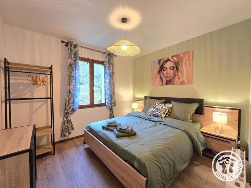 Postel nebo postele na pokoji v ubytování Charmant Gîte Périgord Noir avec WiFi et Parking - FR-1-616-539