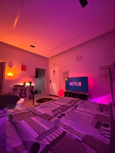 een slaapkamer met een bed met een netflix-bord erop bij استوديو مميز بأثاث مريح in Al Khobar