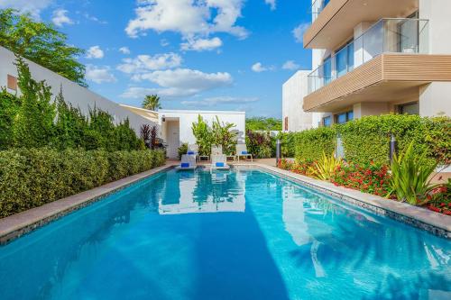 Bazén v ubytování ⁠Amazing 2BR Condo w/ Gym & Pool in Prime Location nebo v jeho okolí