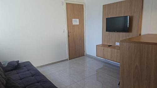 ein Wohnzimmer mit Sofa und Flachbildfernseher in der Unterkunft Q 461 Apartamento 02 quartos mobiliado in São Borja