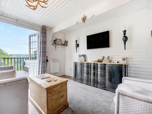 een woonkamer met een tv en een bank bij Hygge Cabin in Hexham