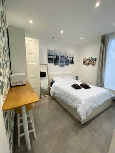 Postel nebo postele na pokoji v ubytování Studio à cote du parc des expositions porte de Versailles, proche metro