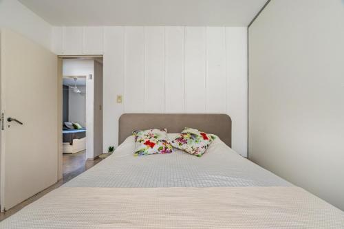 En eller flere senge i et værelse på Familia y Amigos con Pileta, Asador y Cochera