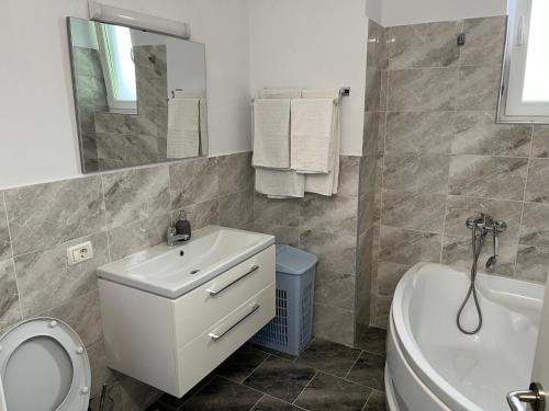 Et badeværelse på Urban Elegance Apartment