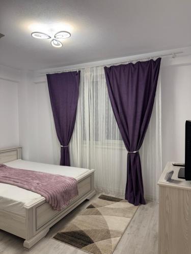 En eller flere senge i et værelse på Urban Elegance Apartment