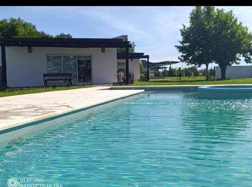 une piscine devant une maison dans l'établissement Cabañas Don Ricardo, à Dolores