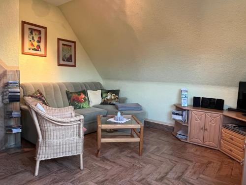 een woonkamer met een bank en een tafel bij Ferienwohnung Dorle in Benneckenstein