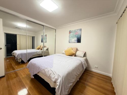 Postel nebo postele na pokoji v ubytování Lavender Dream Manor - Nestled by Station