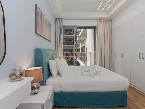 Ένα ή περισσότερα κρεβάτια σε δωμάτιο στο ZAPBED HOUSE -1 BR In Pacific Tower Al Marjan Island With Beach Access Ras Al Khaimah