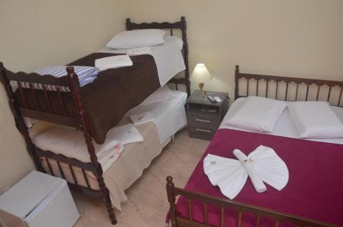 1 dormitorio con 2 camas individuales con arcos en Hotel Fiss en Morro Redondo
