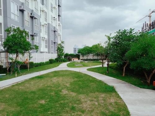 une passerelle devant un bâtiment dans l'établissement JC Palace Residence, à Manille