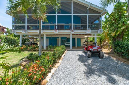 ein roter atv vor einem Haus geparkt in der Unterkunft Casa Familia in West Bay