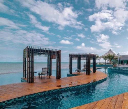 einen Pool mit einem Tisch und Stühlen im Wasser in der Unterkunft House Of 88 in Gua Sai