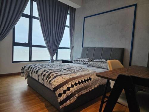 ein Schlafzimmer mit Bett, Tisch und Fenstern in der Unterkunft House Of 88 in Gua Sai