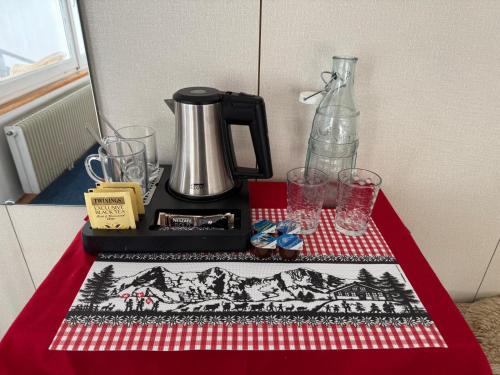 Příslušenství pro přípravu čaje a kávy v ubytování Guest Rooms with a great view at Residence Brunner