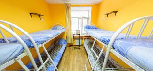 Двухъярусная кровать или двухъярусные кровати в номере Yourhostel Svyatoshino