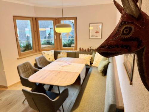 Un comedor con mesa y sillas de madera. en Seeberger Haus B&B, en Sankt Anton am Arlberg