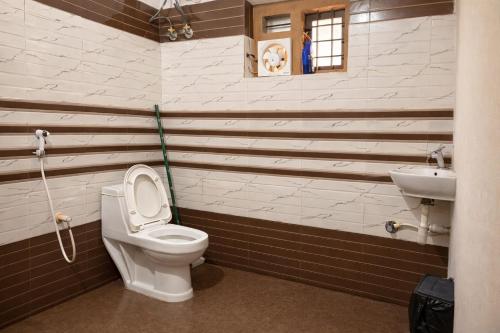 a bathroom with a toilet and a sink at Casa Horizon in Sultan Bathery