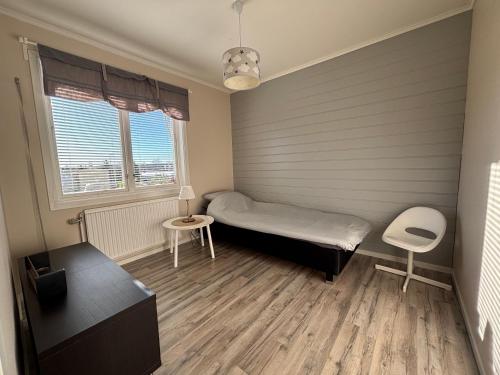 ein kleines Zimmer mit einem Bett und einem Stuhl in der Unterkunft Zen Sanctuary in Högsby