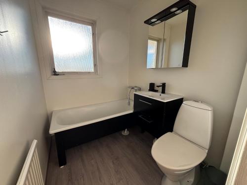 ein Badezimmer mit Toilette, Badewanne und Waschbecken in der Unterkunft Zen Sanctuary in Högsby