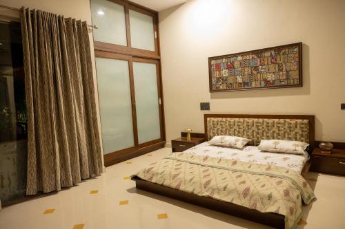 En eller flere senge i et værelse på Sukoon The घरर