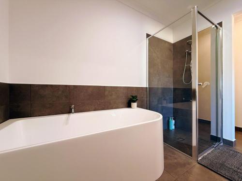 Ένα μπάνιο στο Modern Geelong Escape with EV Charger - Geometry