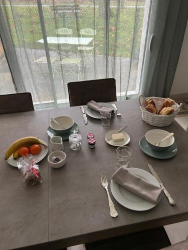 - une table avec des assiettes et un panier de nourriture dans l'établissement Les Chicoufs, à Saujon