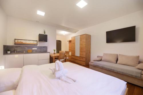 En eller flere senge i et værelse på Apartments Resort Vrchlabí