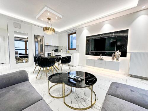 Karolkowa 28 - Prestigious Apartment with Balcony by Renters Prestige