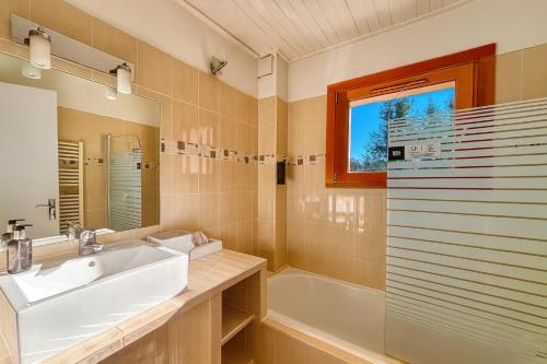 Ένα μπάνιο στο Logis Hôtels La Crémaillère