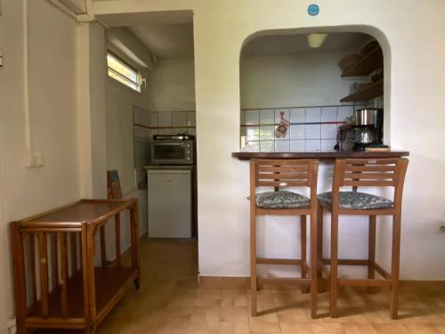 Η κουζίνα ή μικρή κουζίνα στο Maison confortable avec jardin au Robert, 40 m², climatisation