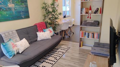 un soggiorno con un divano e un tavolo di Ferienwohnung für 2 Personen Wellness & Radverleih a Schwei