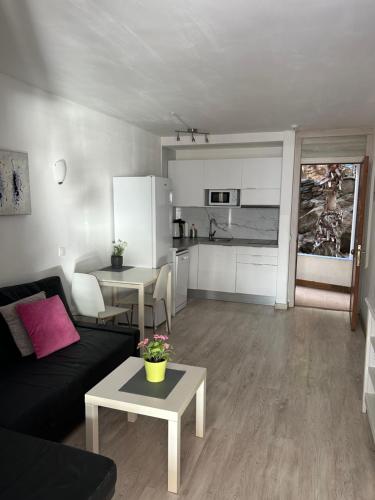 una sala de estar con un sofá y una mesa en apartmant Adrian Vista Taurito, en Taurito