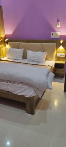 Katil atau katil-katil dalam bilik di Dev Hotel Rooms