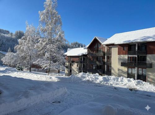 ein schneebedecktes Gebäude neben einer Straße in der Unterkunft Le Landry - 115m2 Label 5 Cimes - Pistes à 3min chemin piéton - Borne VE in Lanslevillard