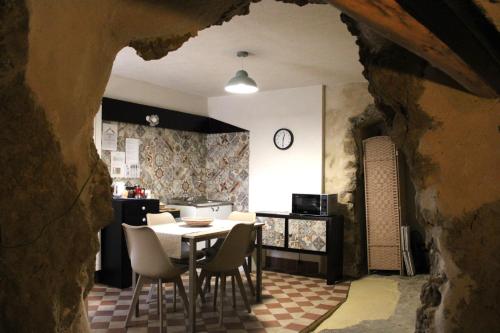 een keuken en eetkamer met een tafel en stoelen bij Casa Don Raffaele in Agira