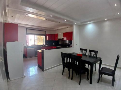 een keuken en eetkamer met een zwarte tafel en stoelen bij 锦鲤JinLi Central in Casablanca