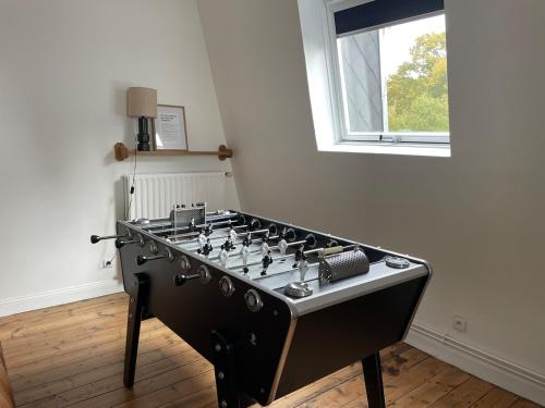 een zwarte gaskachel in een kamer met een raam bij Halluin Marthe Nollet in Halluin