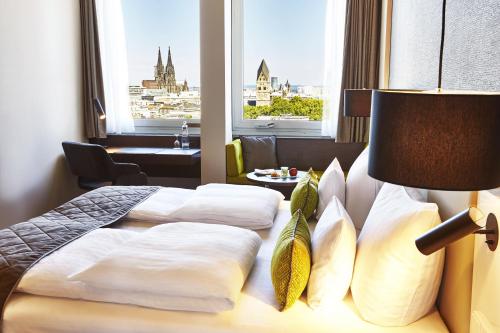 Кровать или кровати в номере Steigenberger Hotel Köln