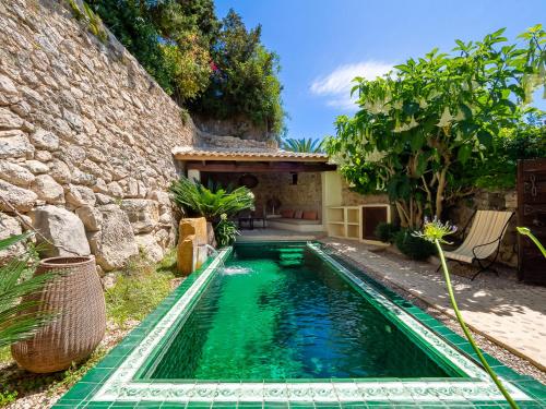 een zwembad in de tuin van een huis bij Hotel & Restaurant Jardi d'Artà in Artá