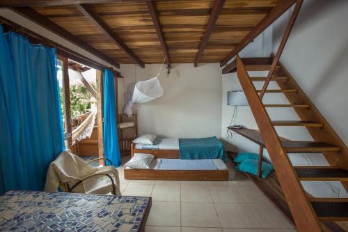 Casa Verde Apart Apartamentos com cozinha في برايا دو فورتي: غرفة نوم مع سرير بطابقين ودرج