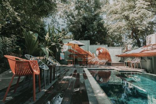 eine Terrasse mit Stühlen und einem Swimmingpool in der Unterkunft Armonia Santa Teresa in Playa Santa Teresa