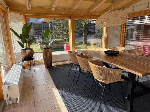 ein Esszimmer mit einem großen Holztisch und Stühlen in der Unterkunft LaVida Peak Mountain Retreat in Frutigen in Wengi bei Frutigen