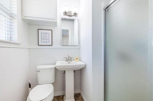 une salle de bains avec toilettes, lavabo et douche dans l'établissement Stadium Oasis, à Arlington